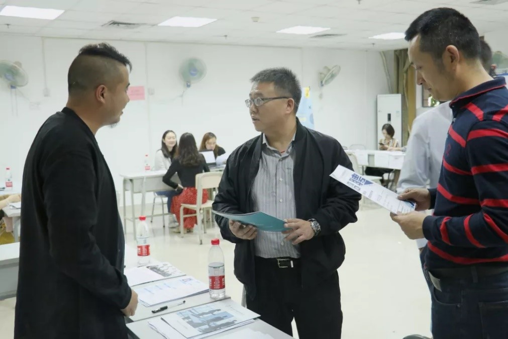 (颜春龙院长、高天红书记和陈丁华副书记与企业交流)