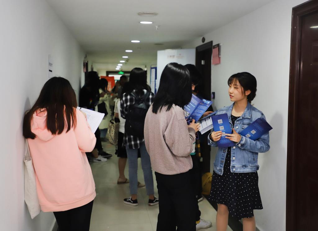 (同学们积极参与招聘)