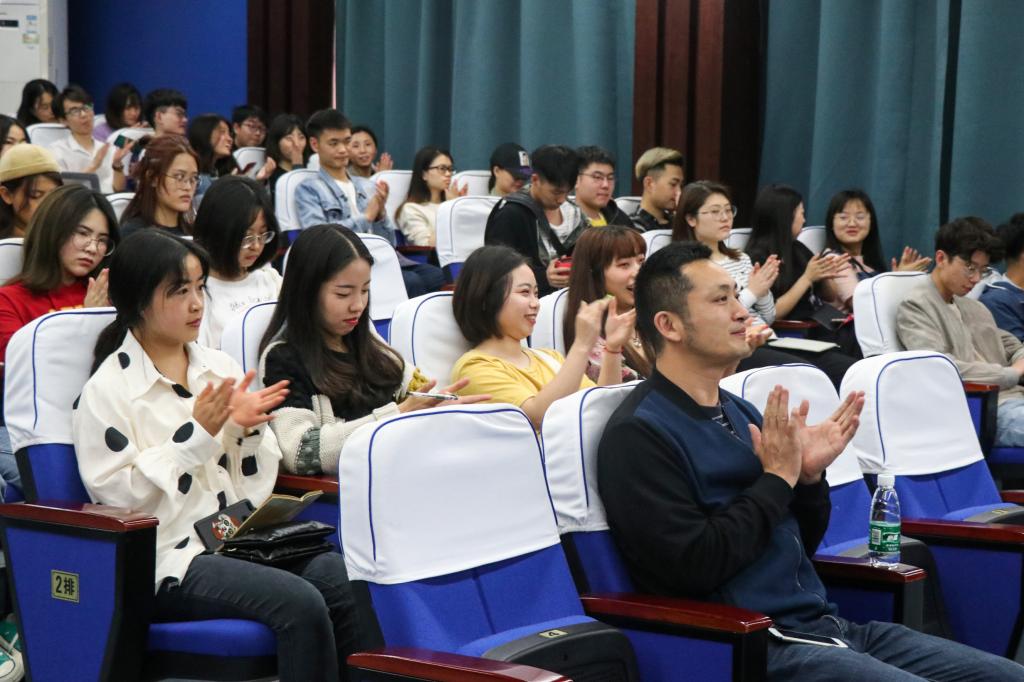 (讲座交流会现场)