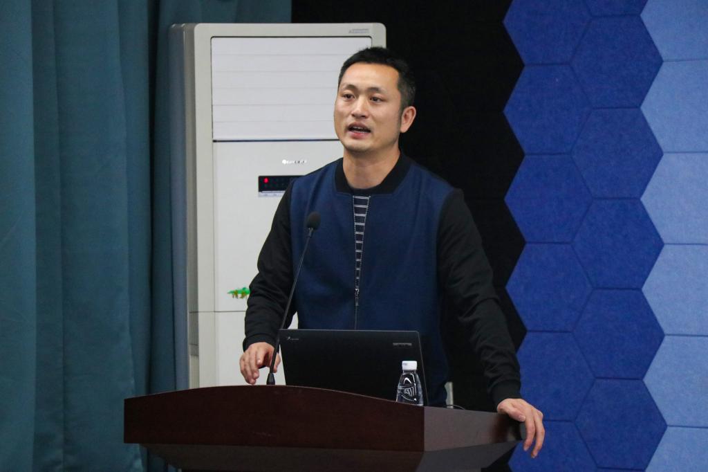 (陈丁华副书记主持会议)