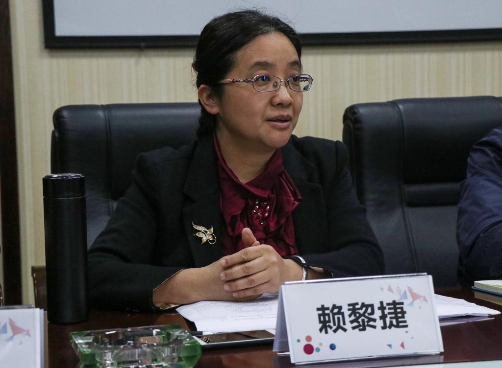 (赖黎捷副院长主持会议)
