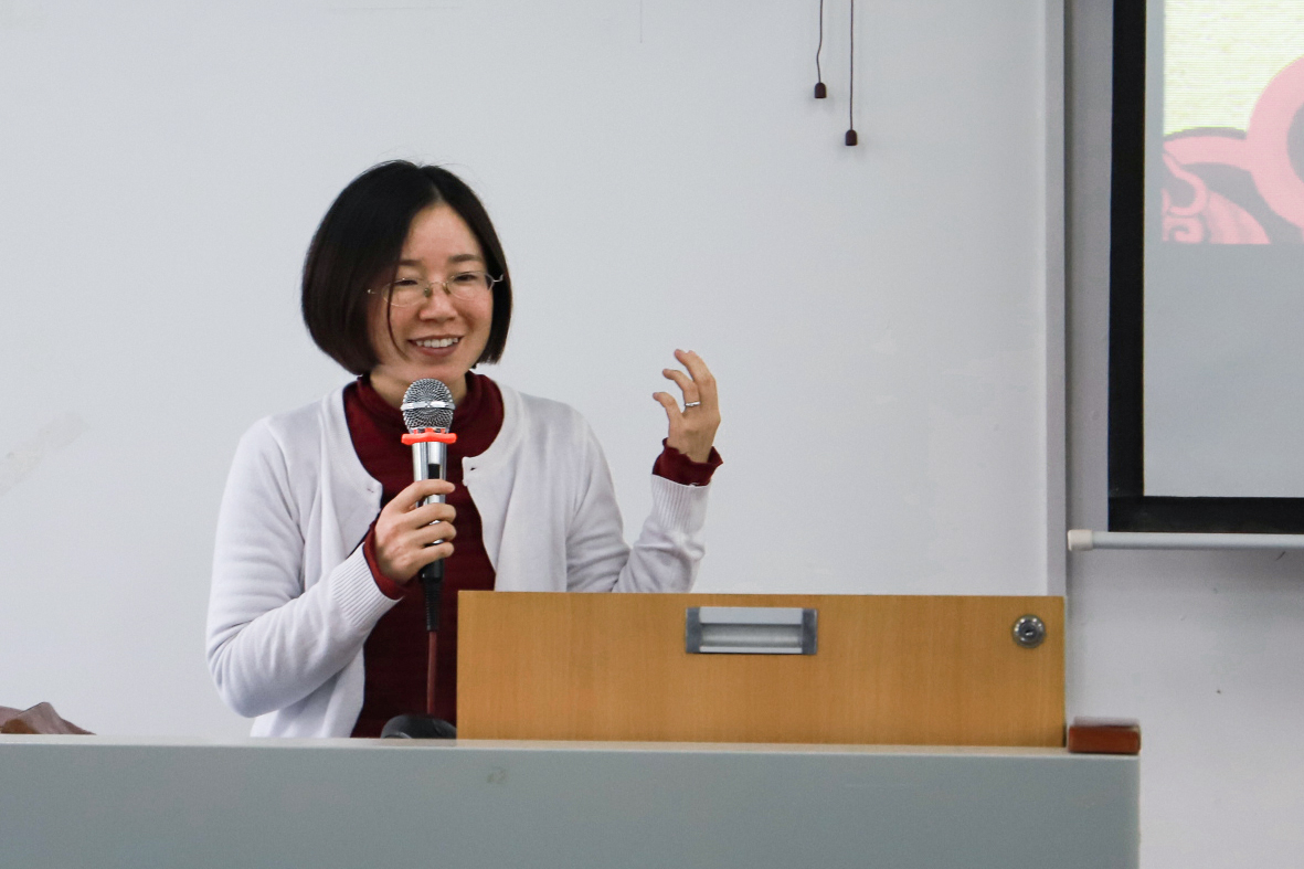 (张康老师对同学们的工作进行点评鼓励)