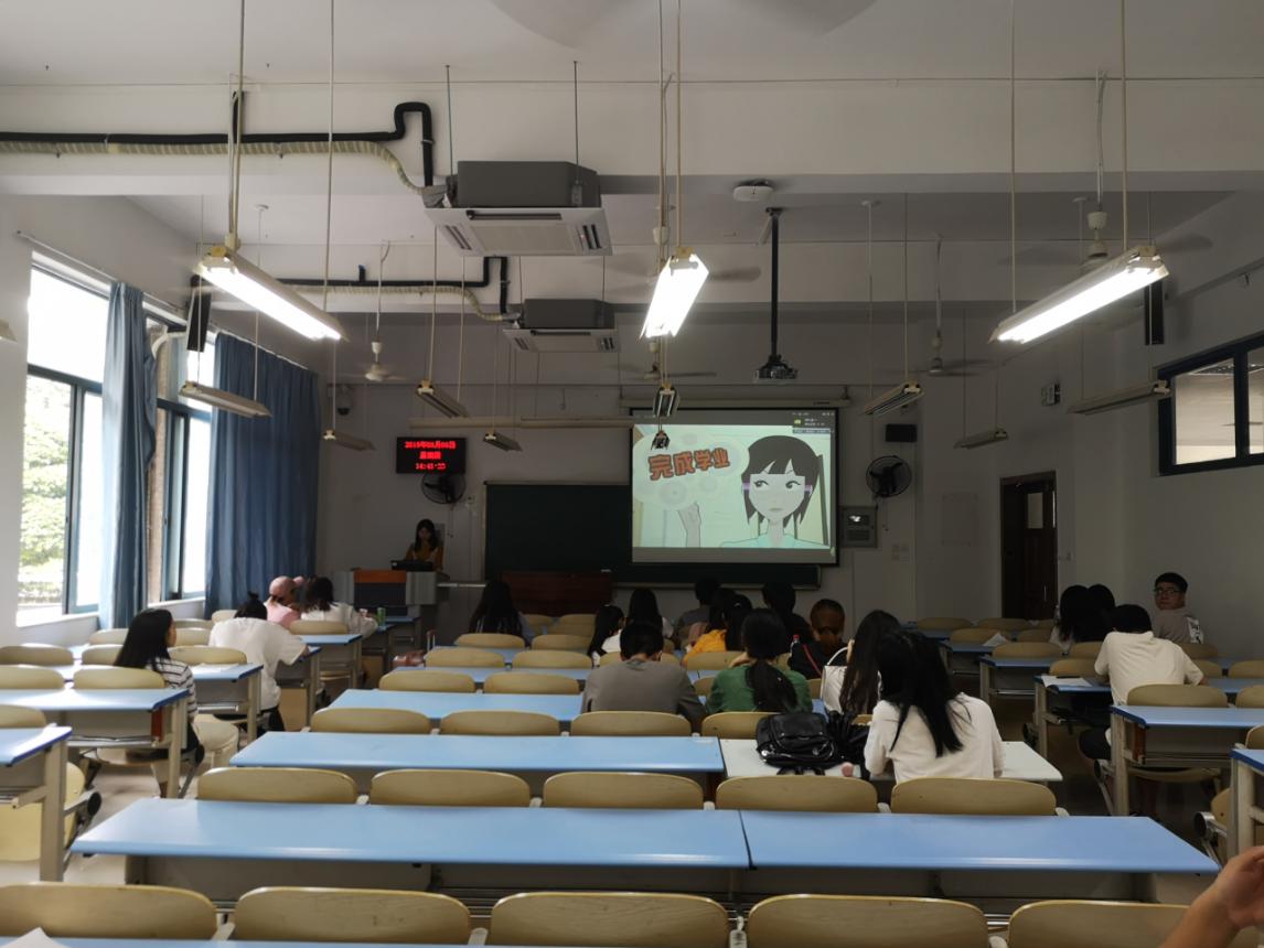 生活部部长陈诚放映关于诚信还款的视频