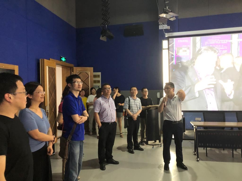 (参观贵州民族大学传媒学院实验室)