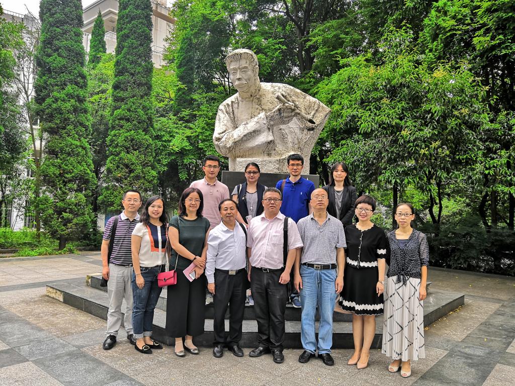 (与贵州大学文学与传媒学院领导老师合影)